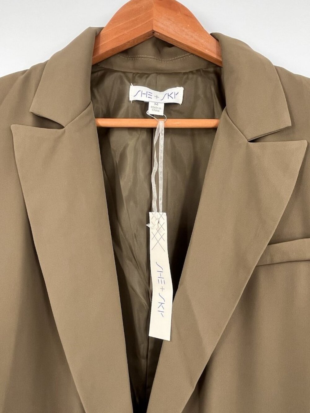 SHE + SKY Women's Olive Green Lightweight Silky Look Blazer NWT Medium - Picture 4 of 6
